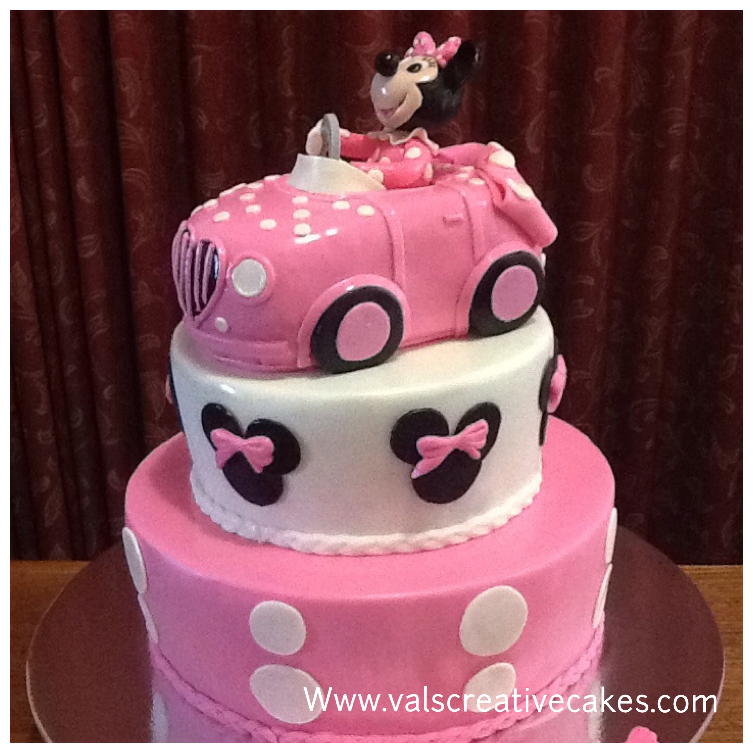 minnie mouse in car cake