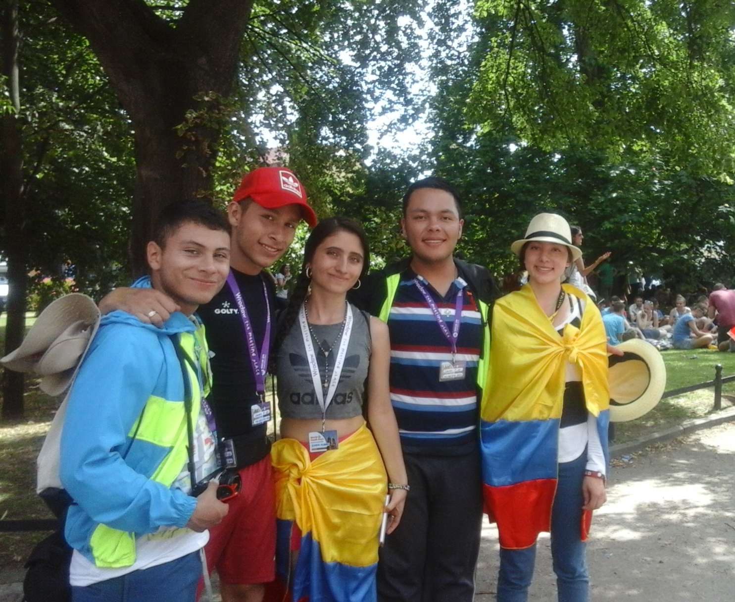 Colombianos con bandera en Polonia