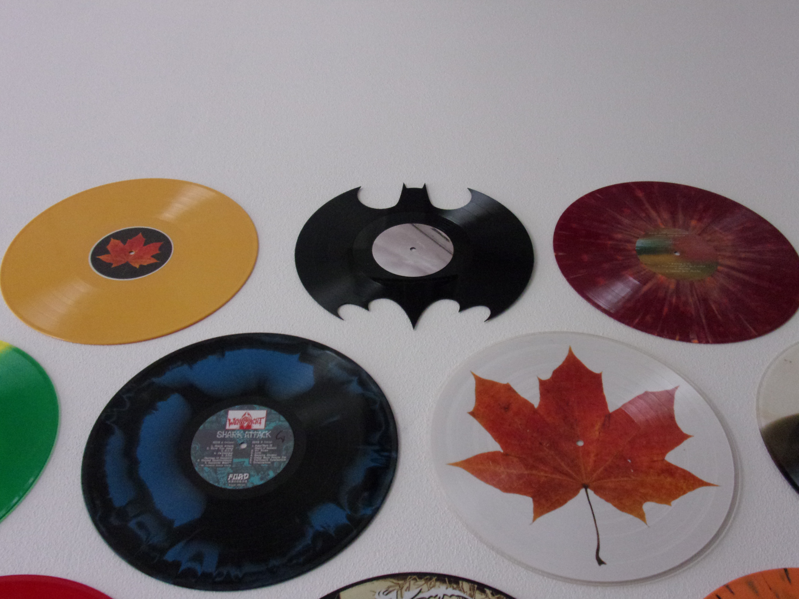 Discos de colección de GZ Media: uno es la silueta de un murciélago