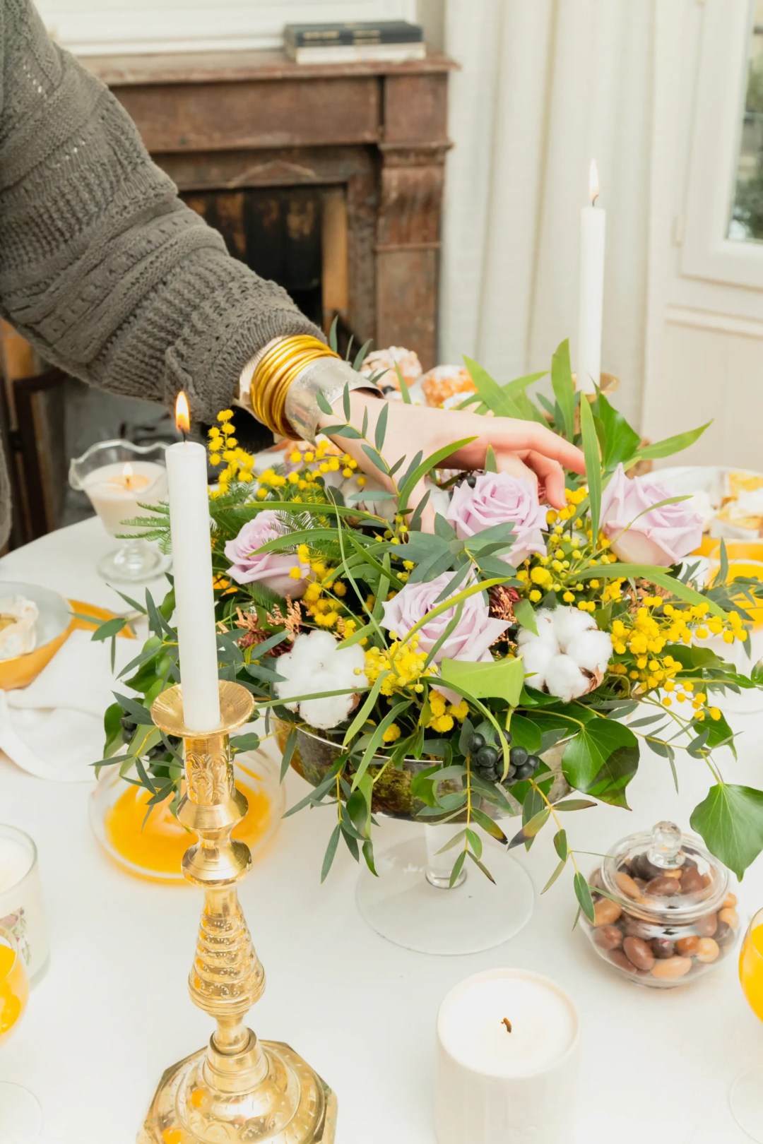 bouquetdesfleurs dans une table à manger servie
