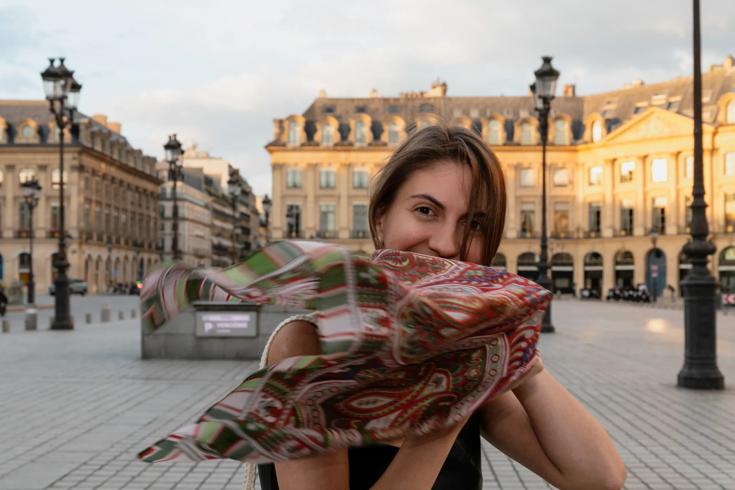 Portrait professionnel d’une experte en communication, réalisé dans les rues de Paris