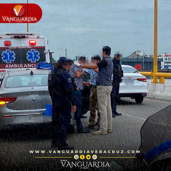 Pierde el control y daña severamente su automóvil al chocar en la parte alta del distribuidor vial, en Poza Rica 2