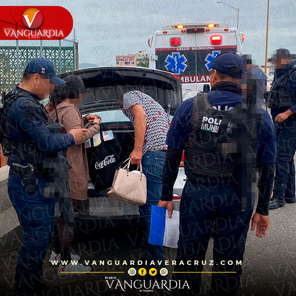 Pierde el control y daña severamente su automóvil al chocar en la parte alta del distribuidor vial, en Poza Rica 3