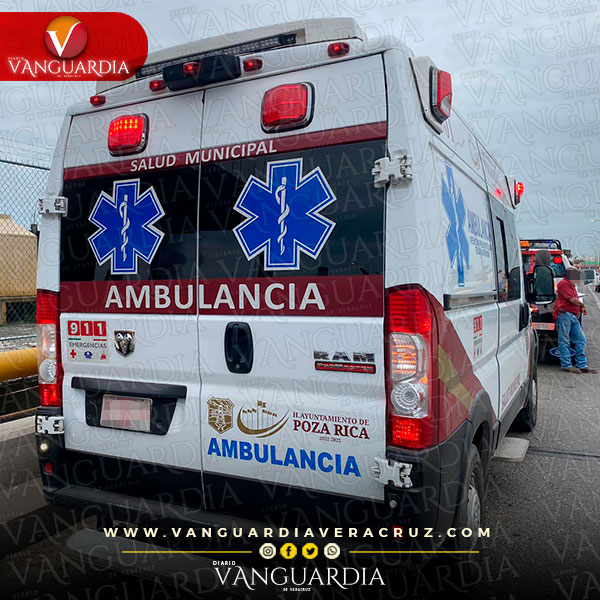 Pierde el control y daña severamente su automóvil al chocar en la parte alta del distribuidor vial, en Poza Rica 6