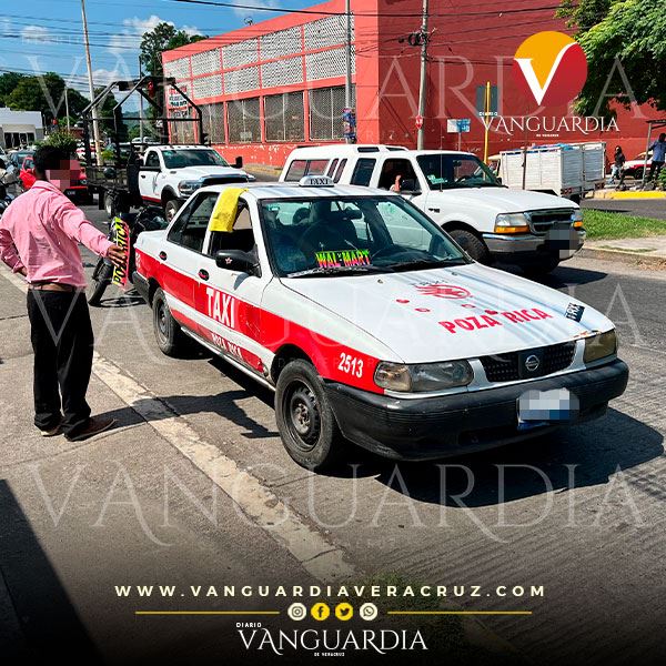 Pasajera lesionada en choque de taxis, en Poza Rica