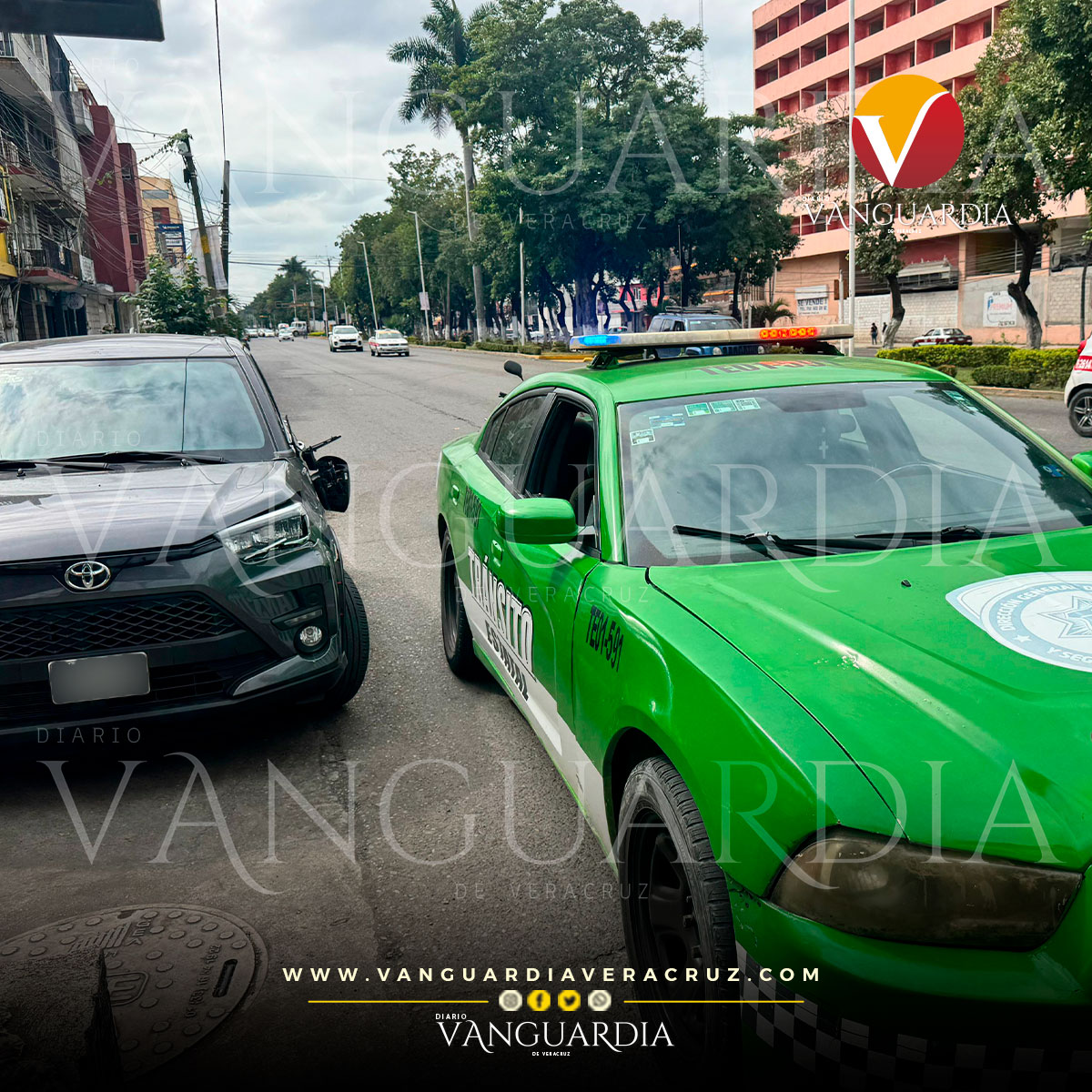 Camioneta del rastro municipal de Poza Rica choca contra una Toyota