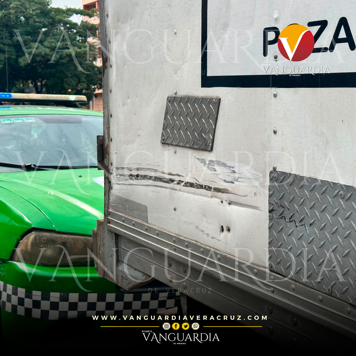 Camioneta del rastro municipal de Poza Rica choca contra una Toyota