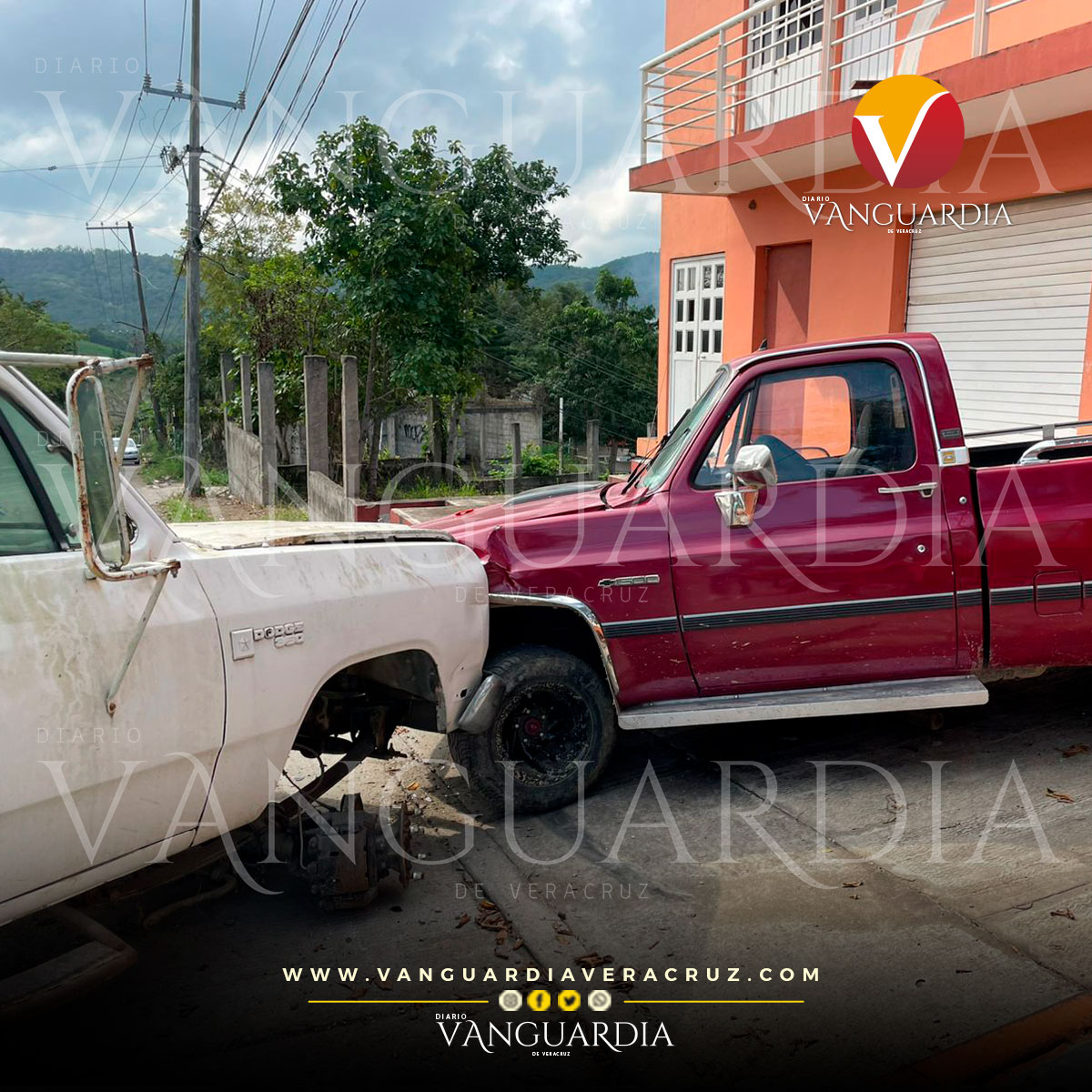 Camioneta cargada de bloc quedó empotrada en un vehículo chatarra, en Poza Rica