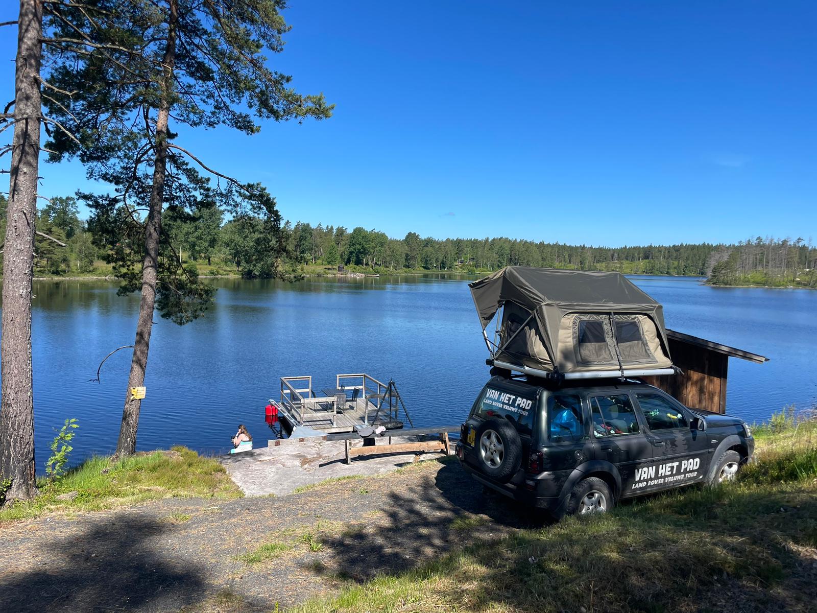 van het pad land rover met daktent vakantie