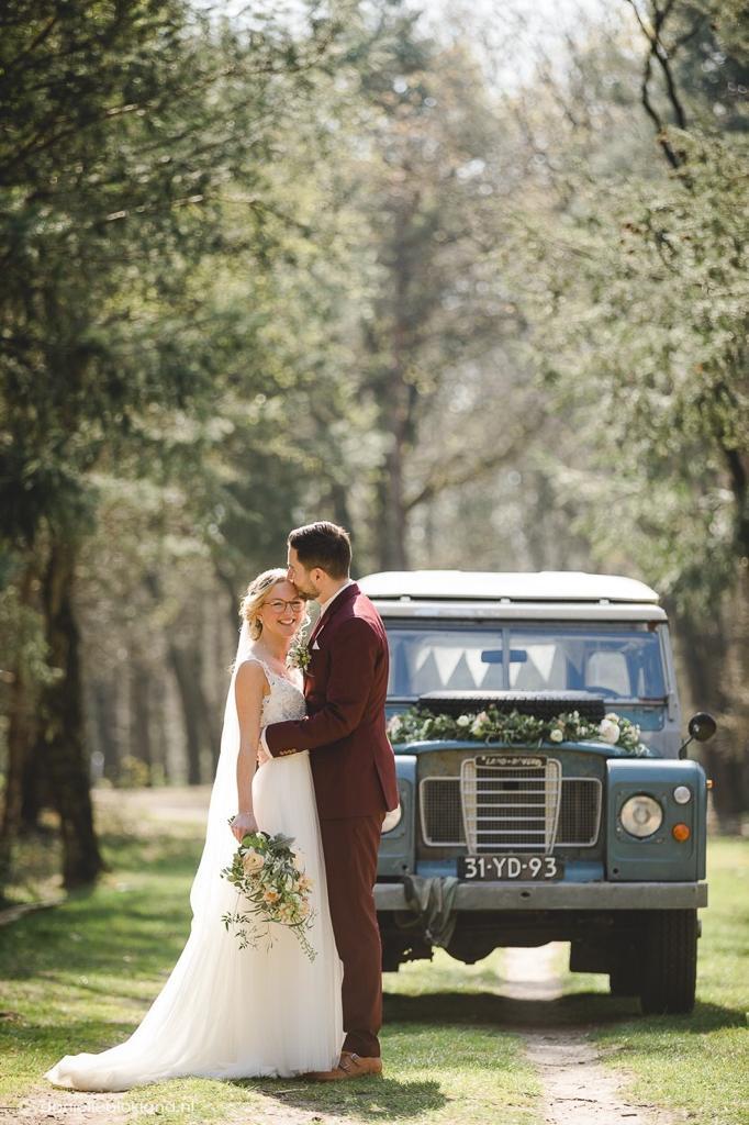 klassieke trouwauto huren land rover defender LAURA van het pad
