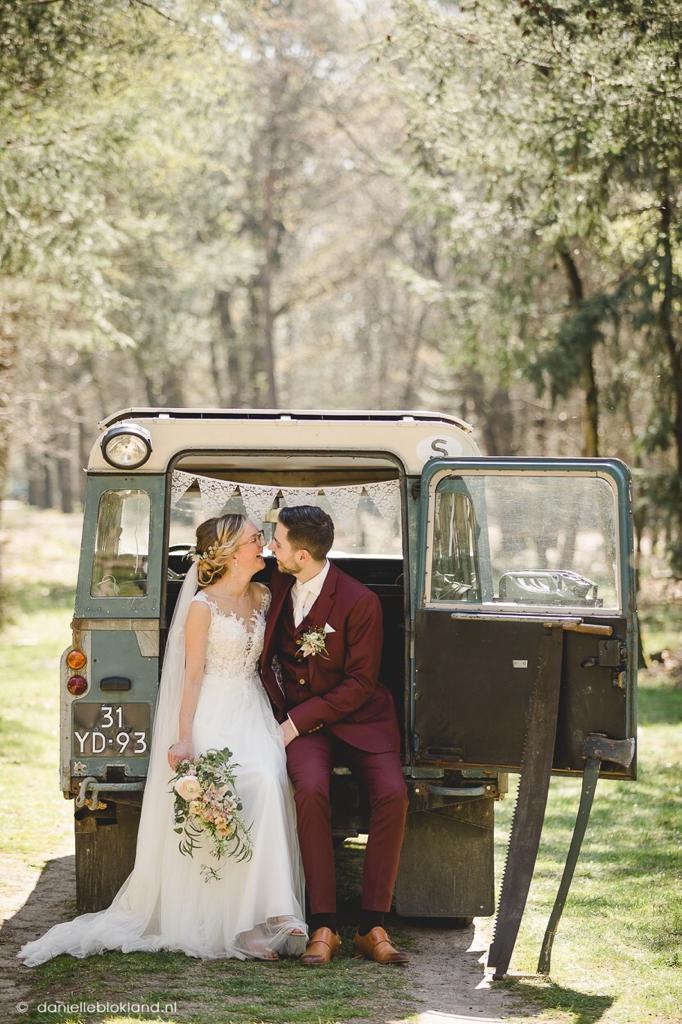 klassieke trouwauto huren land rover defender LAURA van het pad