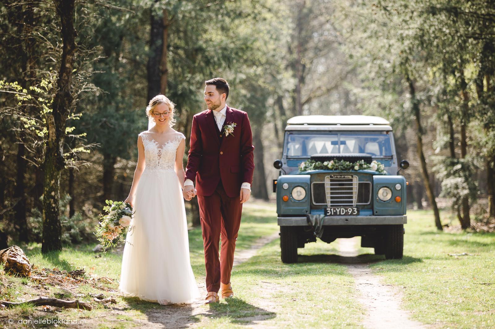 klassieke trouwauto huren land rover defender LAURA van het pad