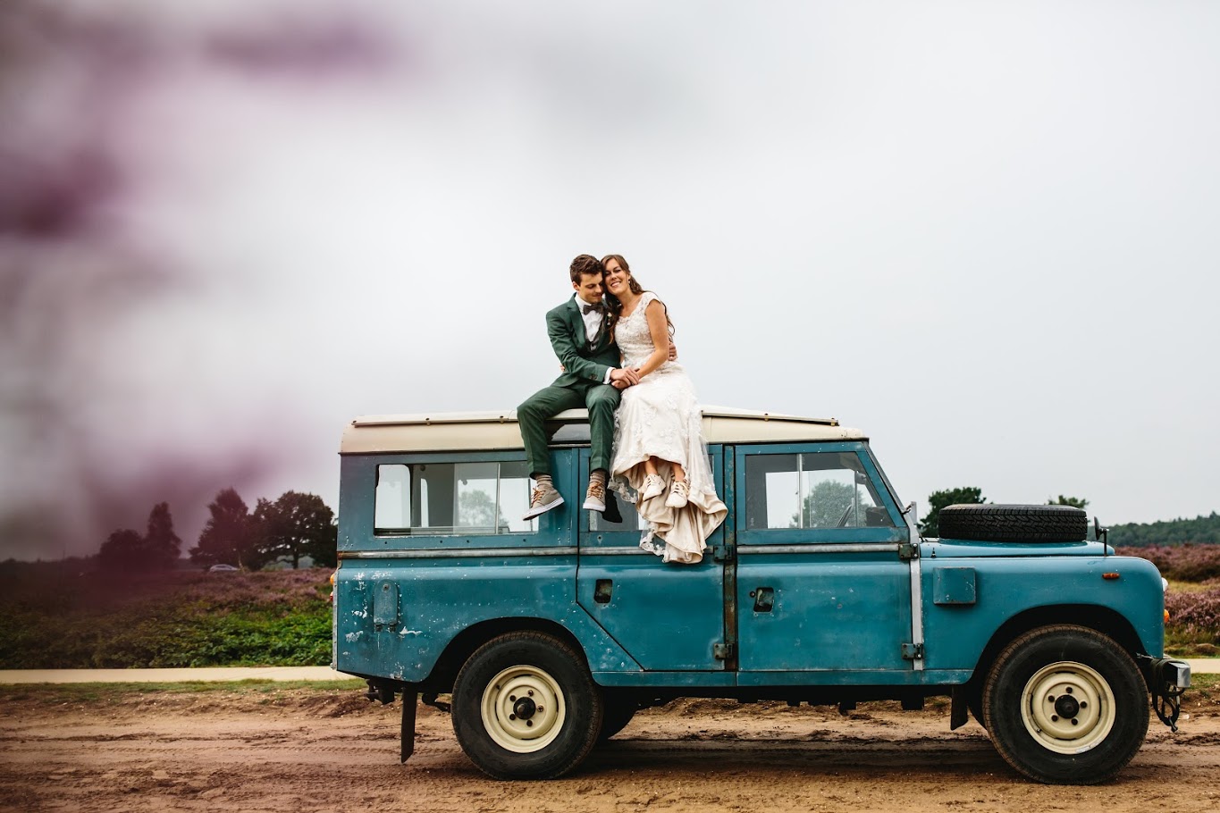 klassieke trouwauto huren land rover defender LAURA van het pad