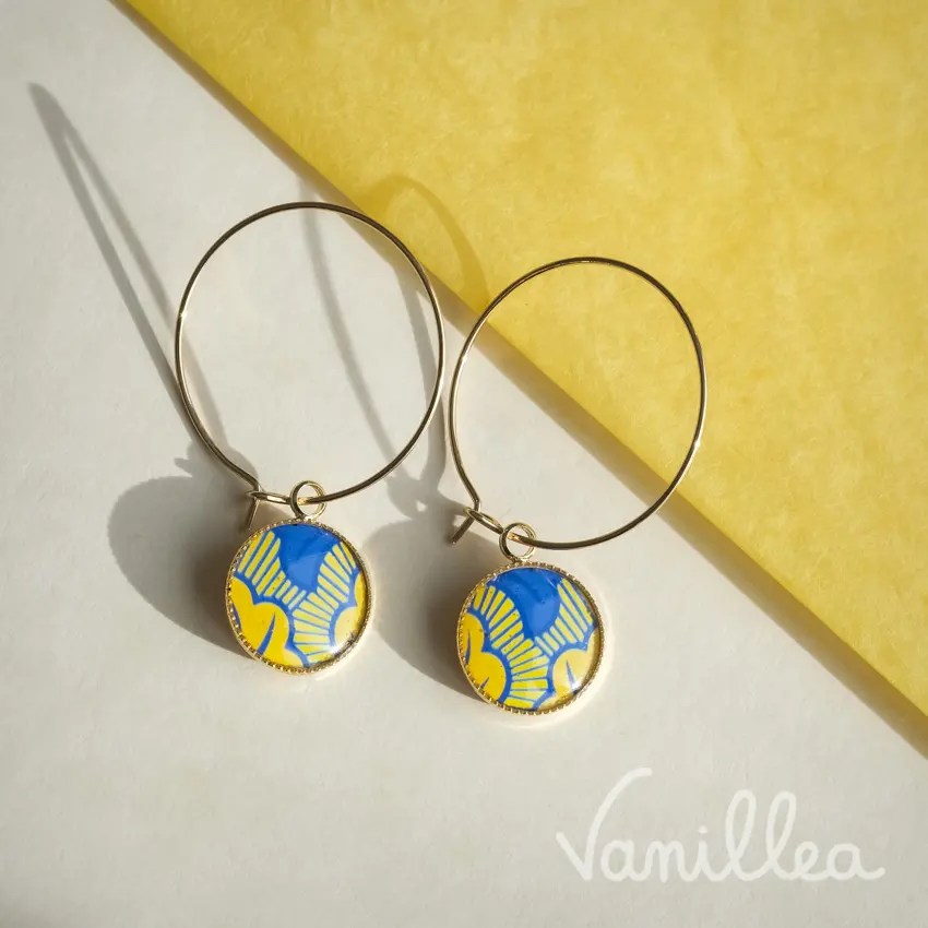 Créoles wax bleu jaune dorées avec médaillon rond graphique