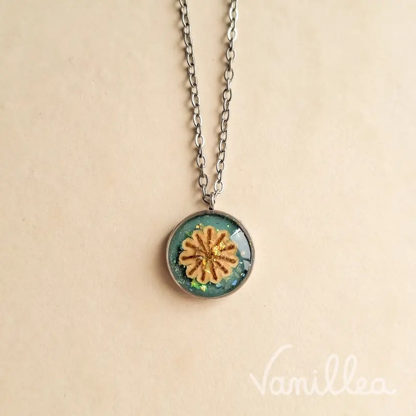 Collier floral bleu et vert avec fleur de coquelicot