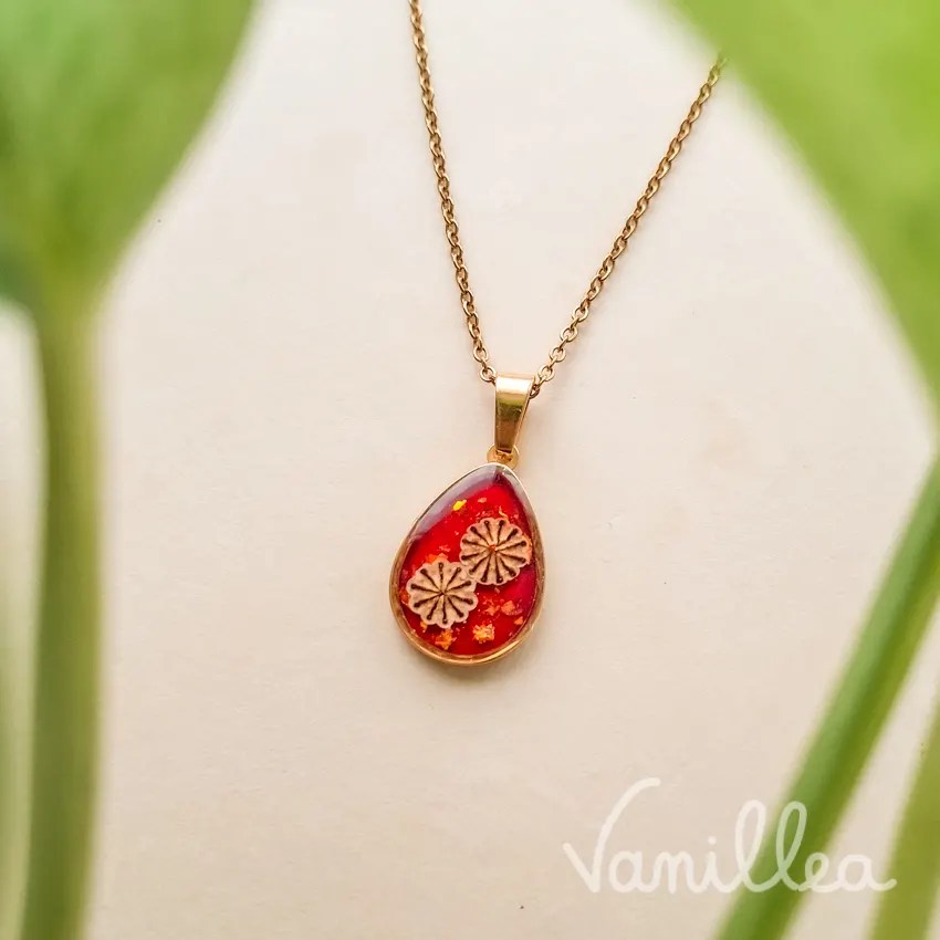 Collier goutte rouge avec véritable fleur de coquelicot