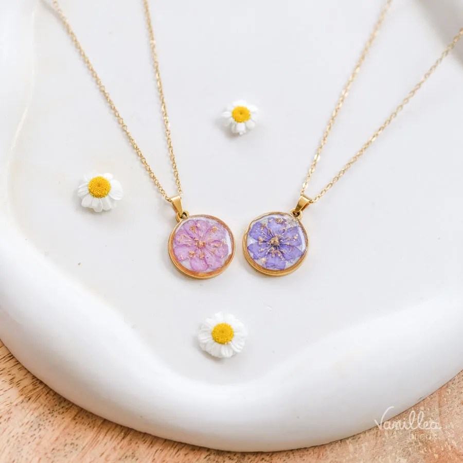 Collier avec fleurs naturelles d’anémone