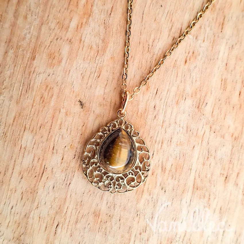 Collier œil de tigre goutte doré avec pendentif ajouré