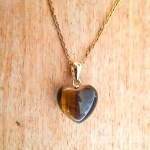 Collier cœur œil de tigre doré pour femme