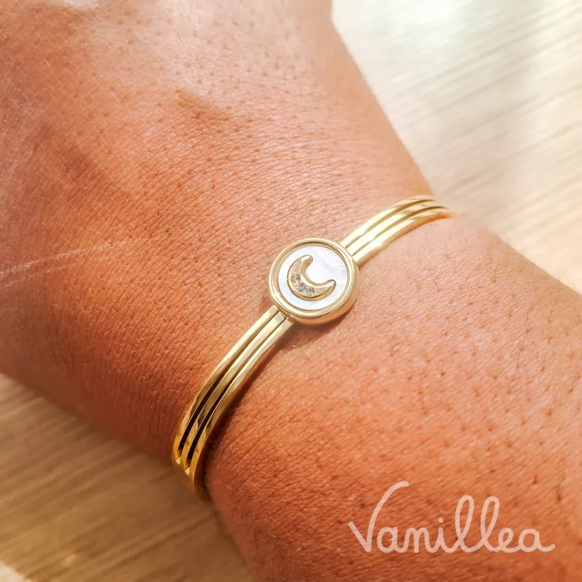 Détail croissant de lune sur nacre et bracelet doré
