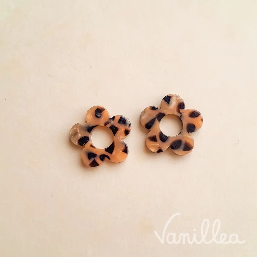 Boucles d’oreilles fleur en résine effet léopard marron