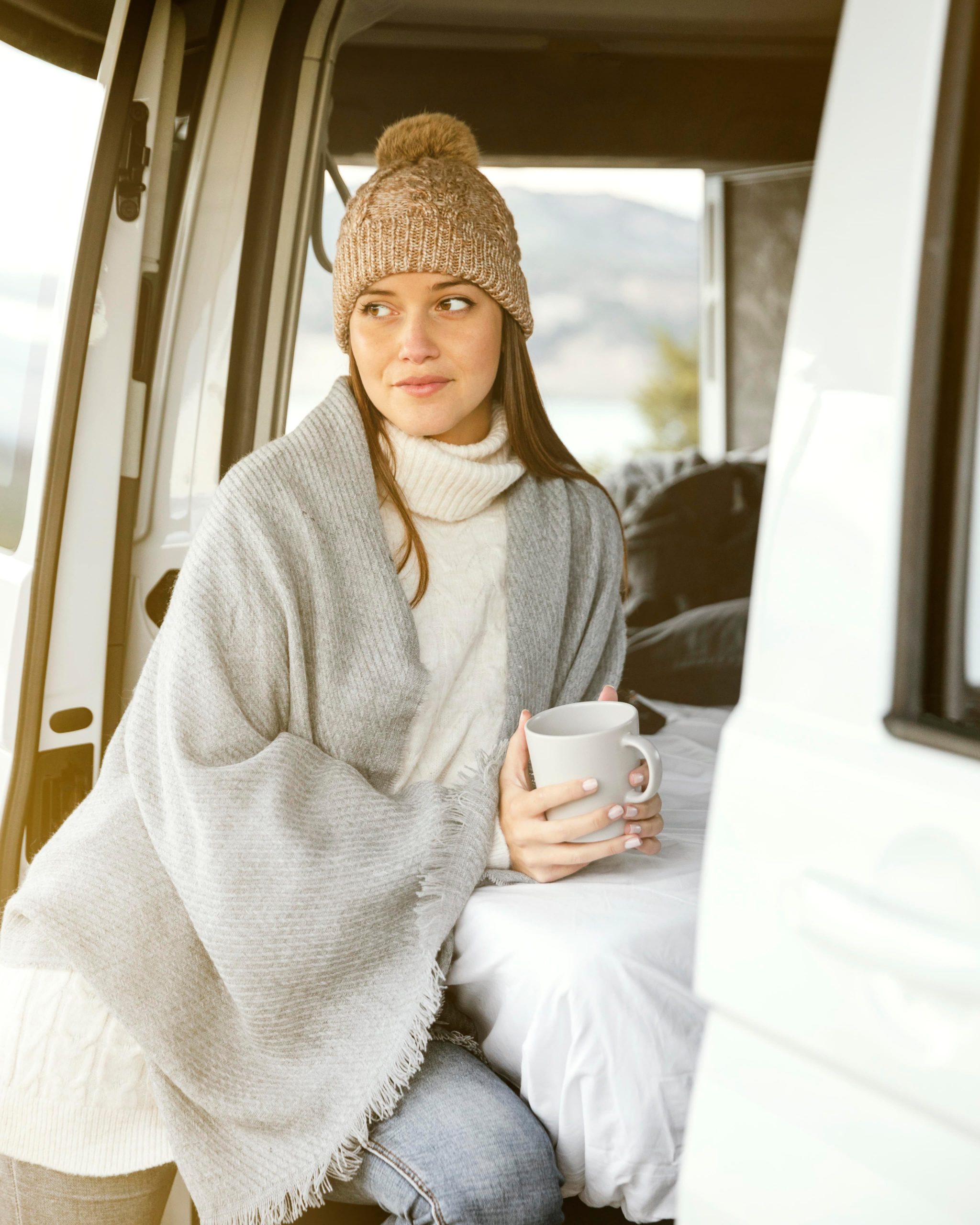 furgoneta-interior-camper-chica