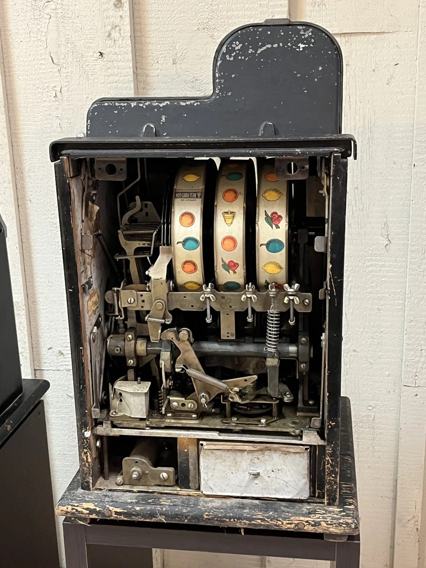 Lot 34: Vintage 1940's Mills Black Cherry 5 Cent Slot Machine
