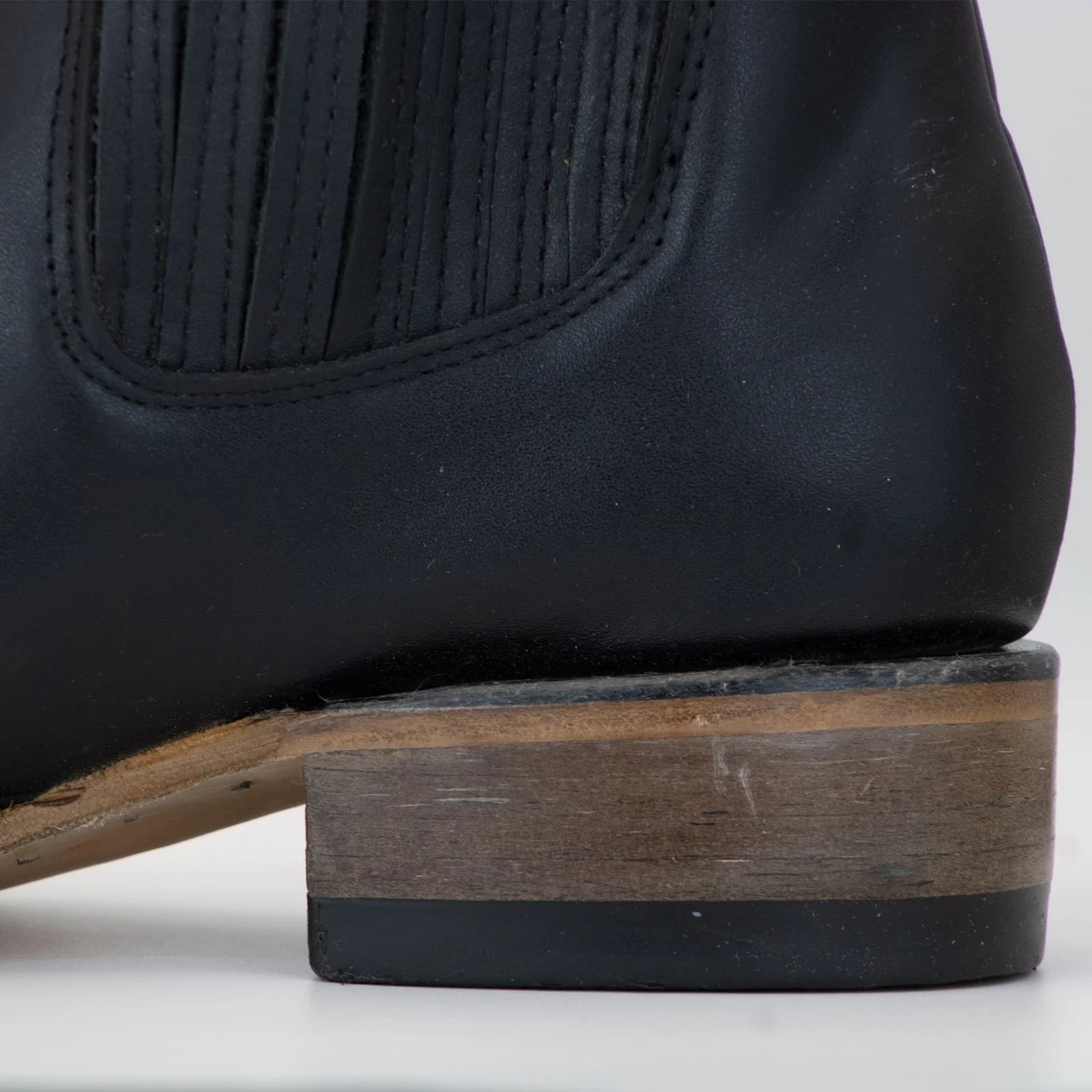 BOTIN ARMENTA CUADRADO CON SUELA DE CUERO ATANADO NEGRO