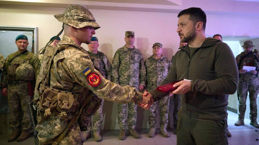 زيلينسكي يوقع قانون التعبئة العسكرية: تعزيز للجيش الأوكراني