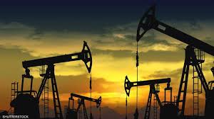 النفط يواصل تراجعه بسبب مخاوف من زيادة المعروض”