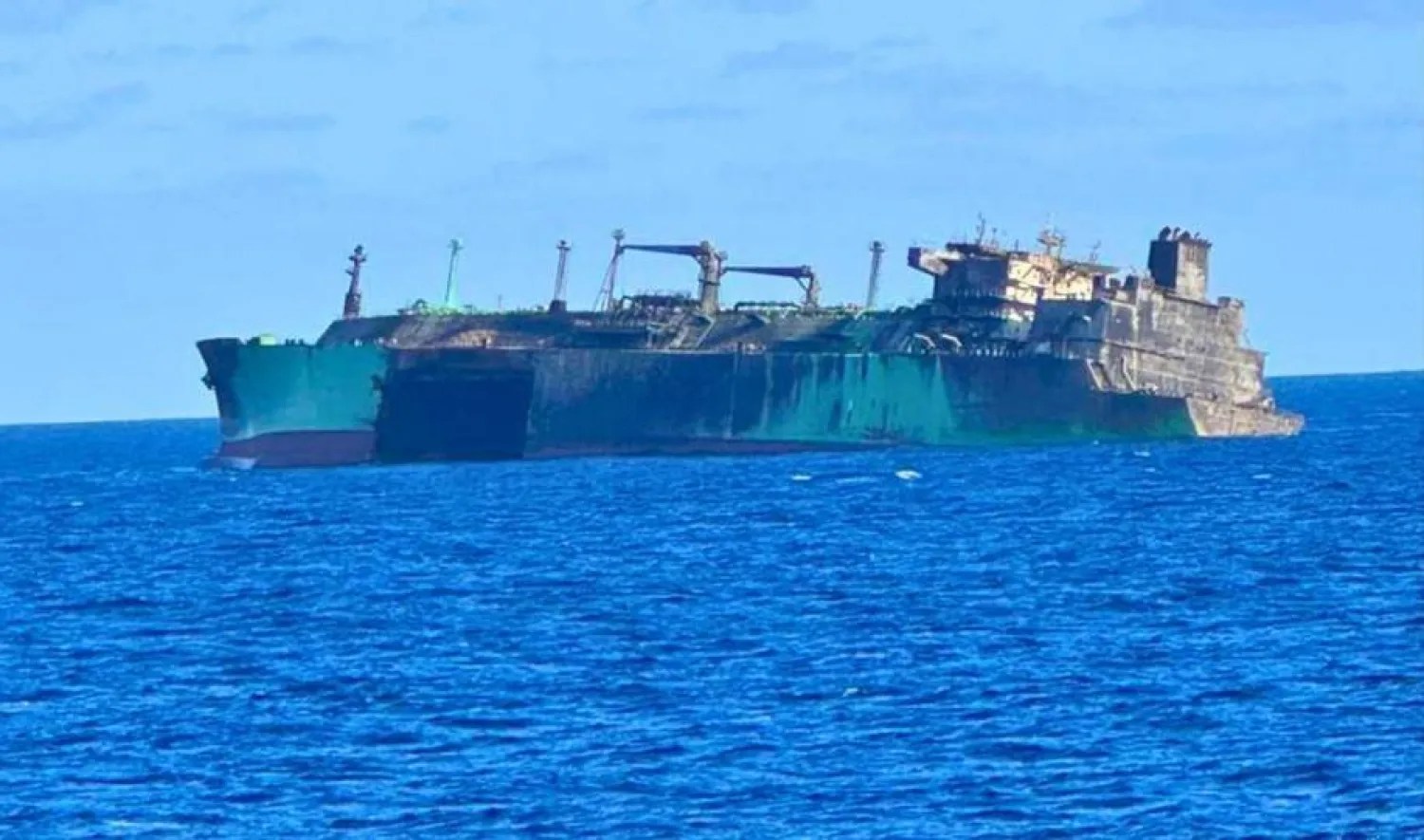 ناقلة غاز جانحة قبالة ليبيا.. سباق لتفادي كارثة بيئية