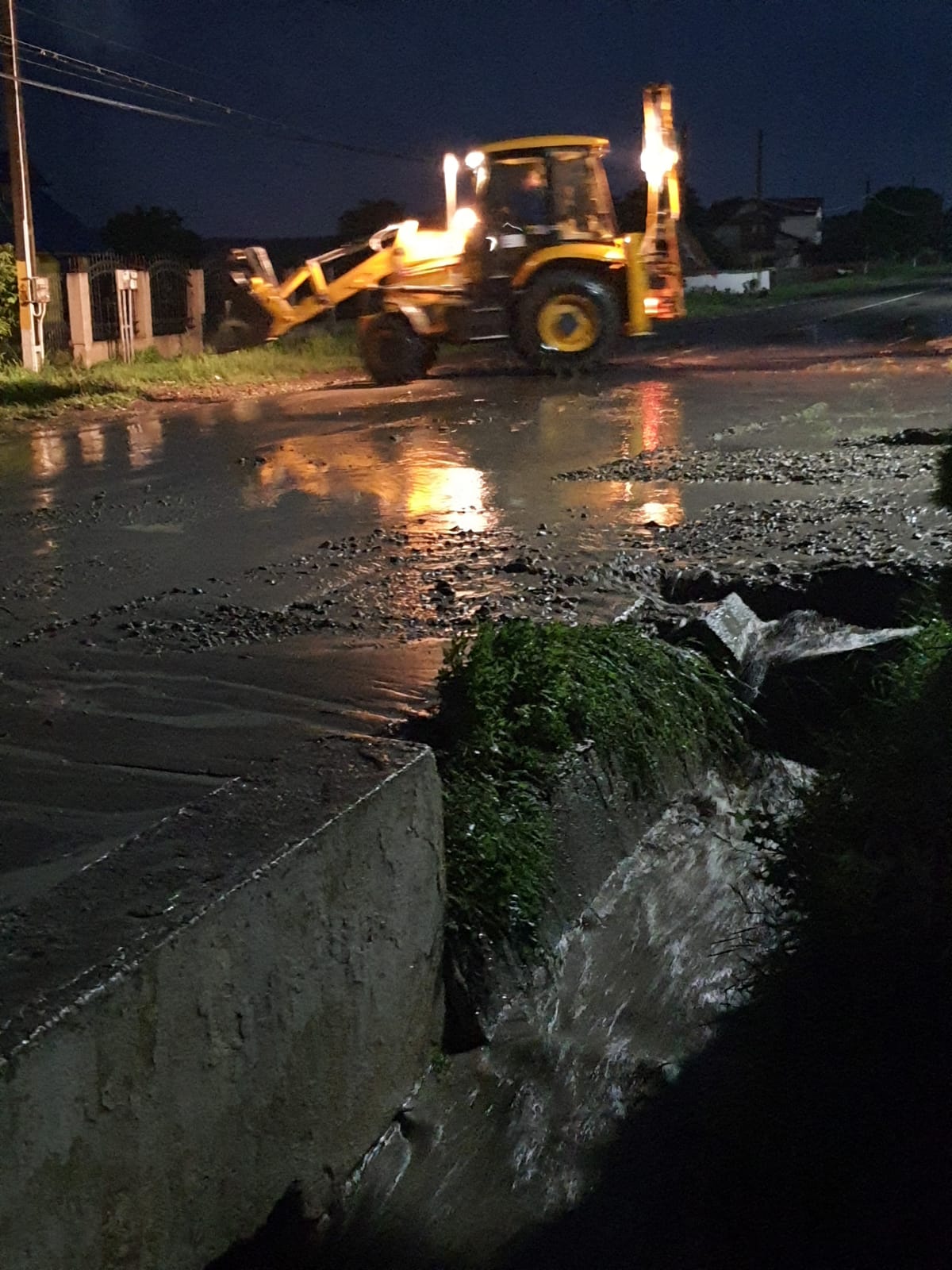 VIDEO ”A venit Potopul! Este urgia lui Dumnezeu”! Asta strigă, acum, sătenii din Ștefan cel Mare!