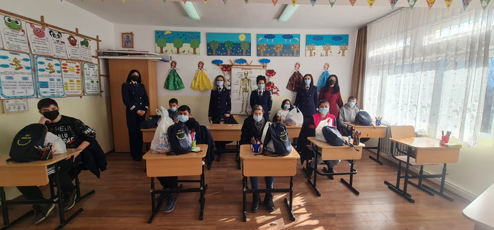 Moș Crăciun a venit și la Centrul Şcolar pentru Educaţie Incluzivă Negrești. Acțiune a polițiștilor vasluieni