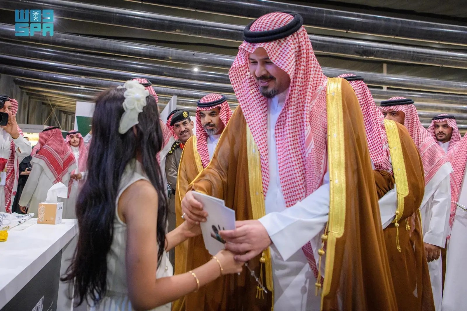 محليات السعودية: أمير منطقة المدينة المنورة يزور معرض الكتاب ويشيد بمكانة المدينة الثقافية