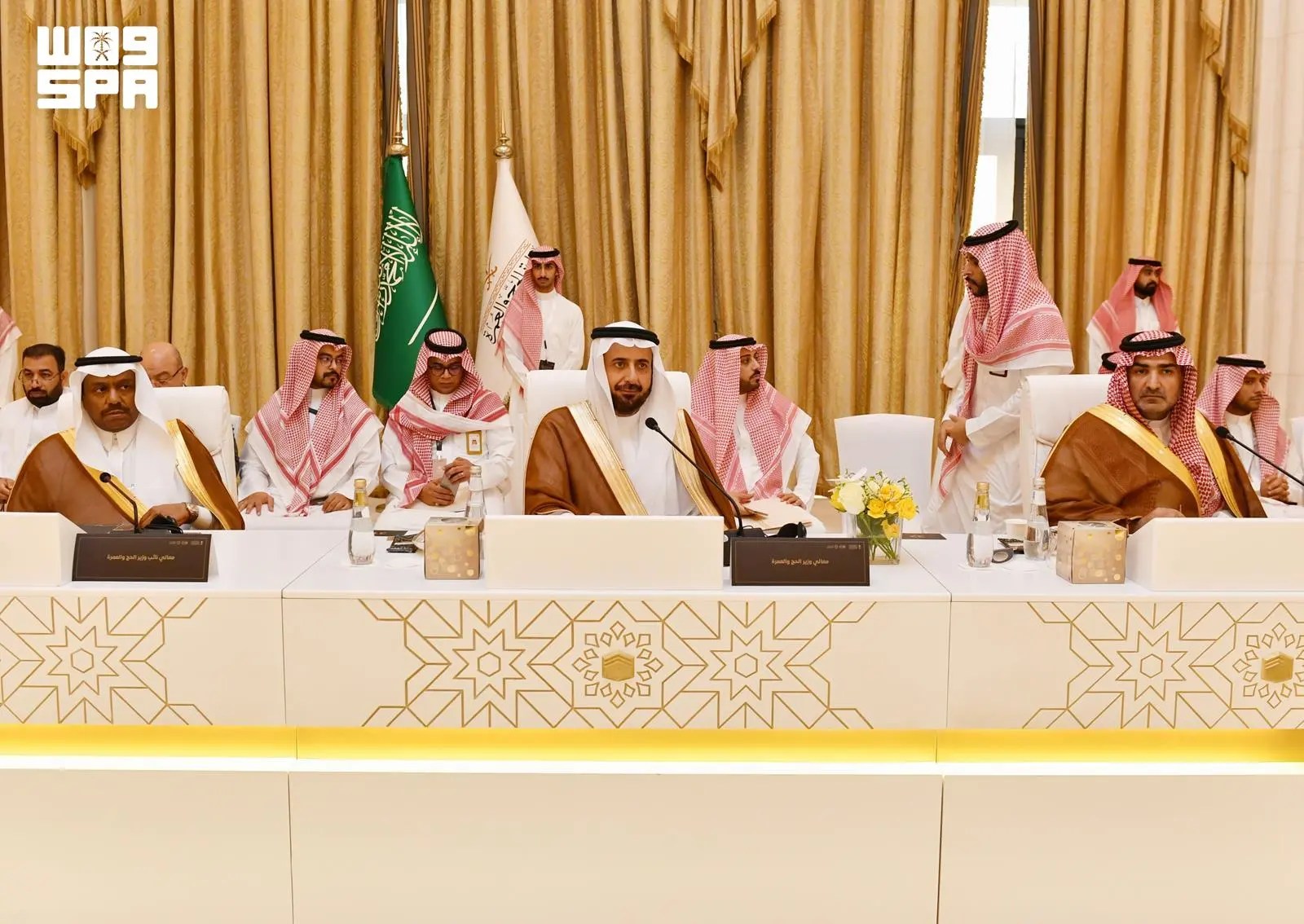 محليات السعودية: وزير الحج والعمرة يلتقي عددًا من المسؤولين ورؤساء مكاتب شؤون الحجاج