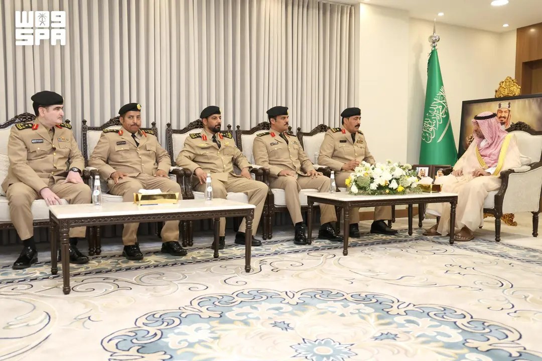 محليات السعودية: أمير نجران يستقبل قائد حرس الحدود بالمنطقة ويقلّد عددًا من الضباط رتبهم الجديدة
