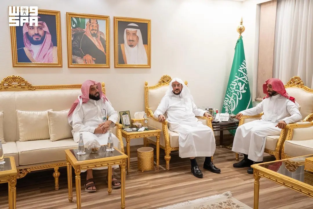 محليات السعودية: وزير الشؤون الإسلامية يستقبل عددًا من المكلفين بإمامة المصلين في مسجد الخيف