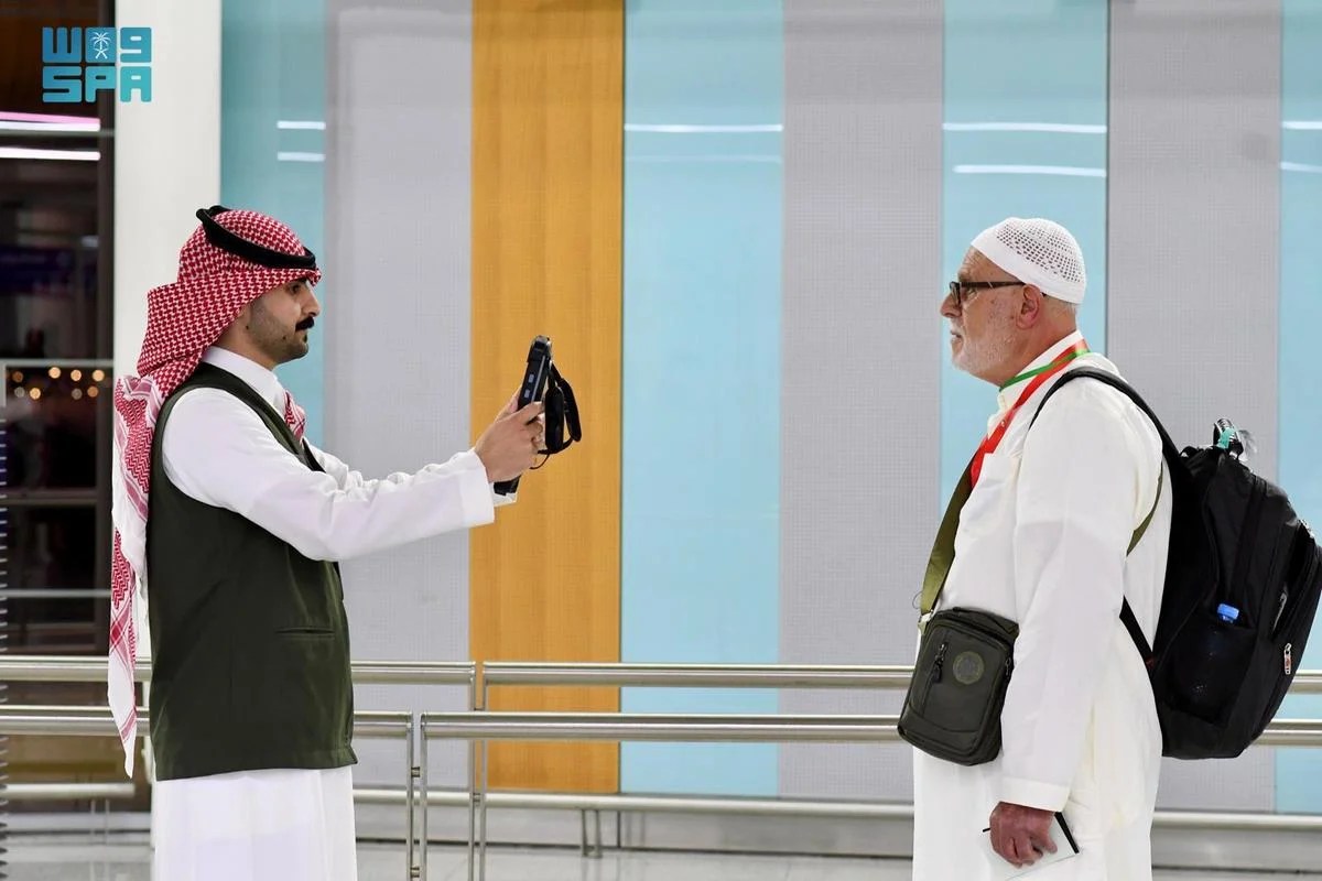 محليات السعودية: جوازات مطار الأمير محمد بن عبدالعزيز تستقبل أولى رحلات ضيوف الرحمن من الجزائر القادمين لأداء فريضة الحج لعام 1447هـ