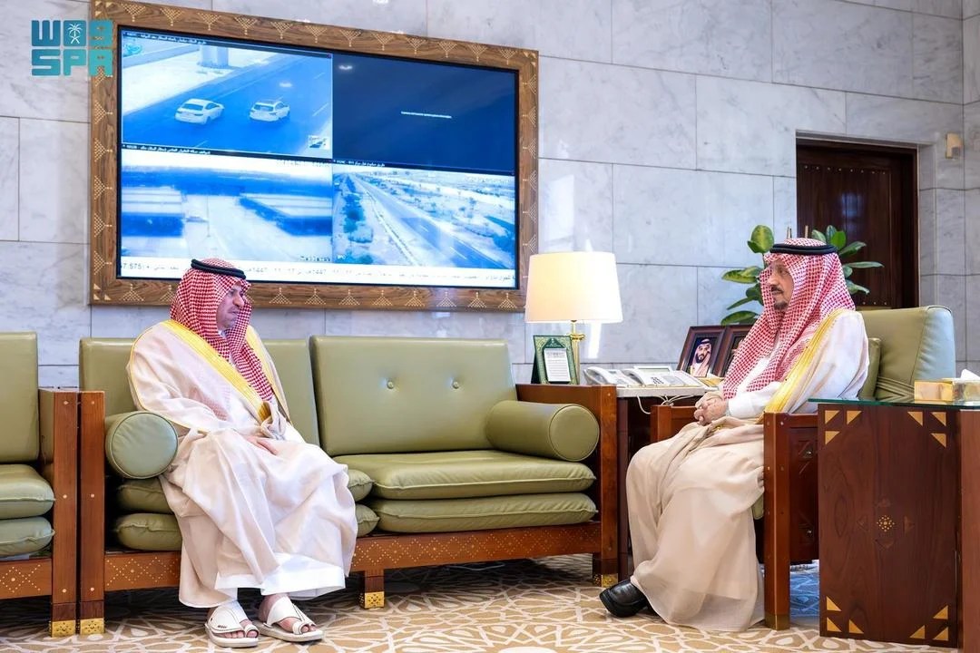 محليات السعودية: أمير منطقة الرياض يستقبل الأمين العام لجائزة الأمير فيصل بن بندر للتميز والإبداع