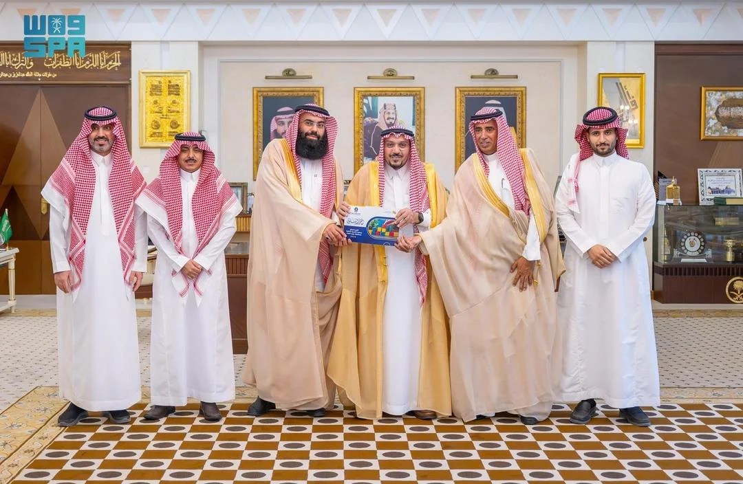 محليات السعودية: أمير منطقة القصيم يتسلم التقرير السنوي لجمعية التنمية الاجتماعية بعيون الجواء