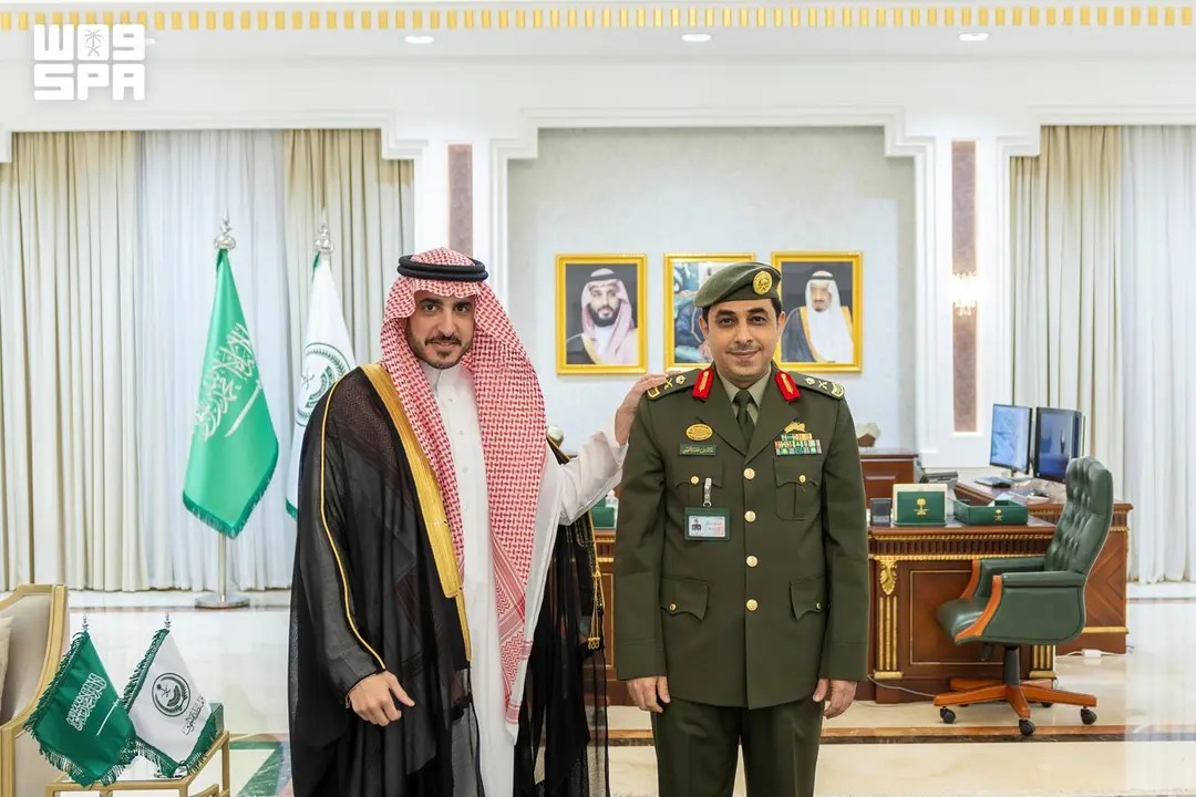 محليات السعودية: أمير الجوف يستقبل مدير جوازات المنطقة المكلف ويقلّده رتبة لواء