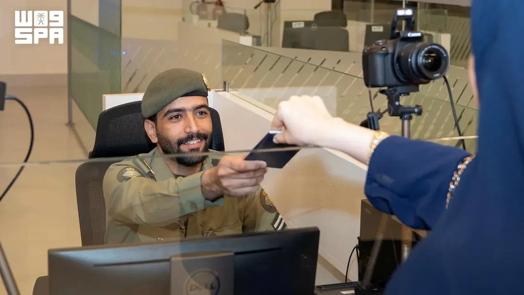 محليات السعودية: جوازات منفذ الحديثة تنهي إجراءات مغادرة ضيوف الرحمن بعد أدائهم فريضة الحج