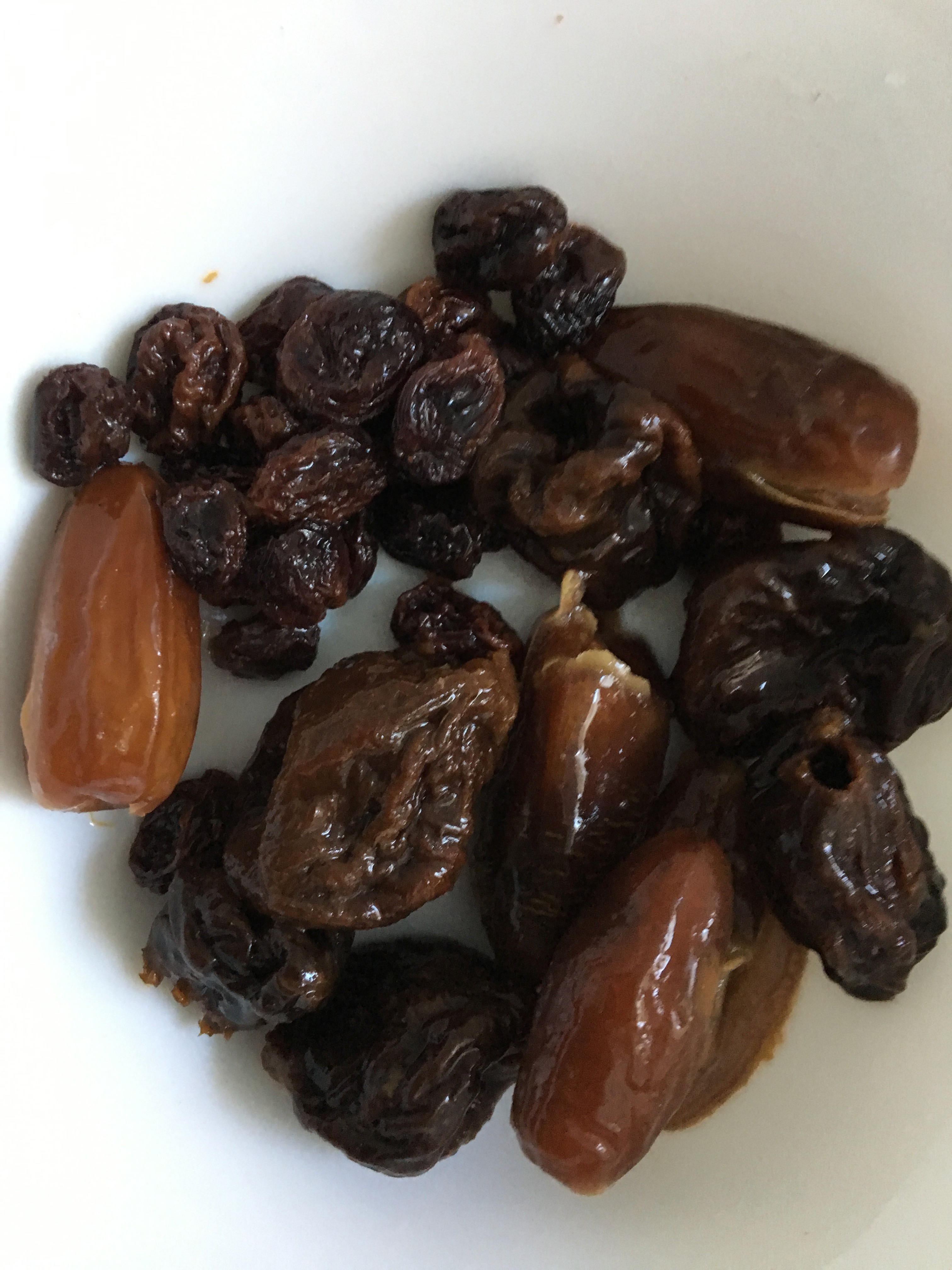 Izmērcētas rozīnes un dateles