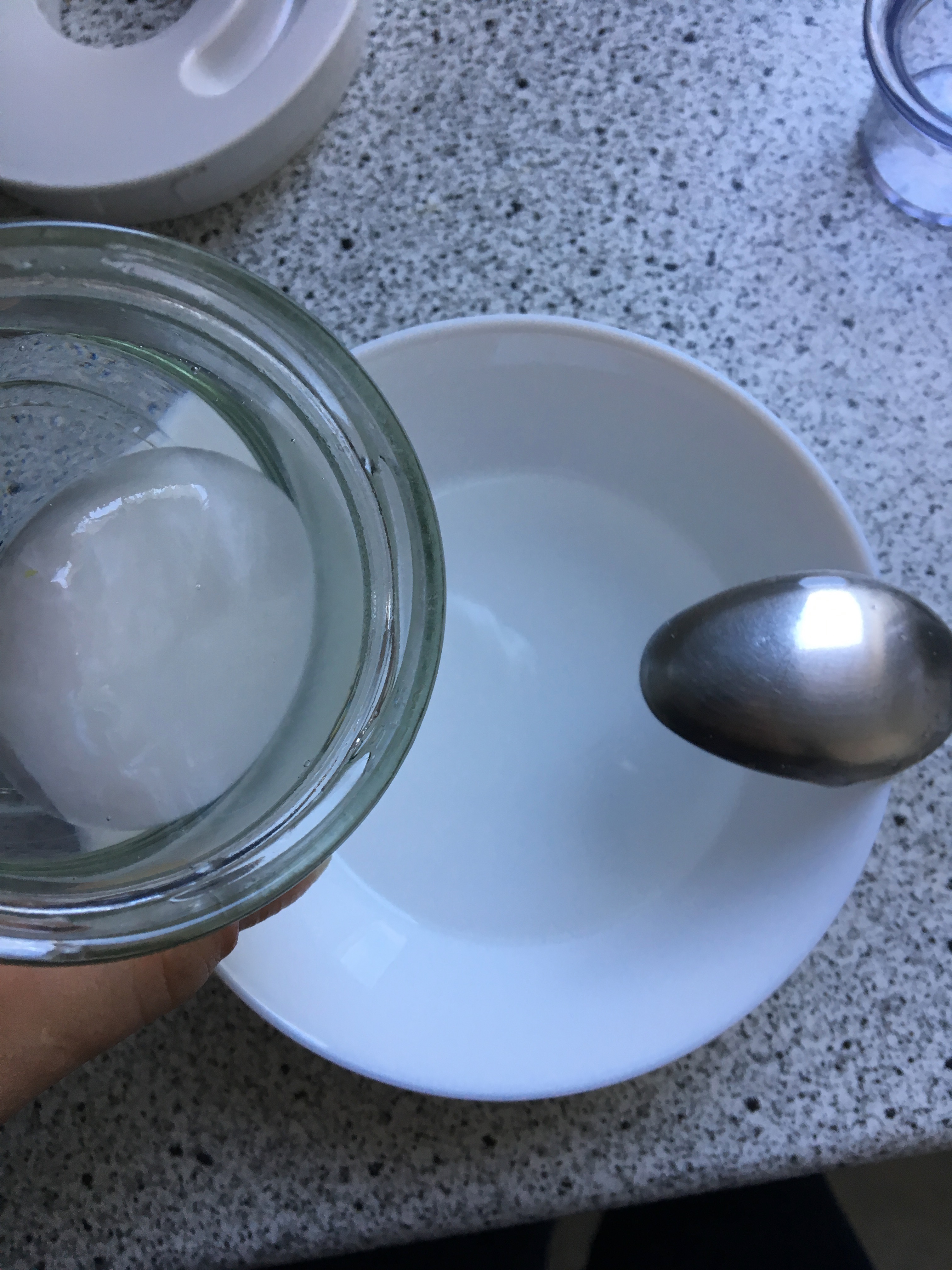 Pievieno kokosriekstu eļļu