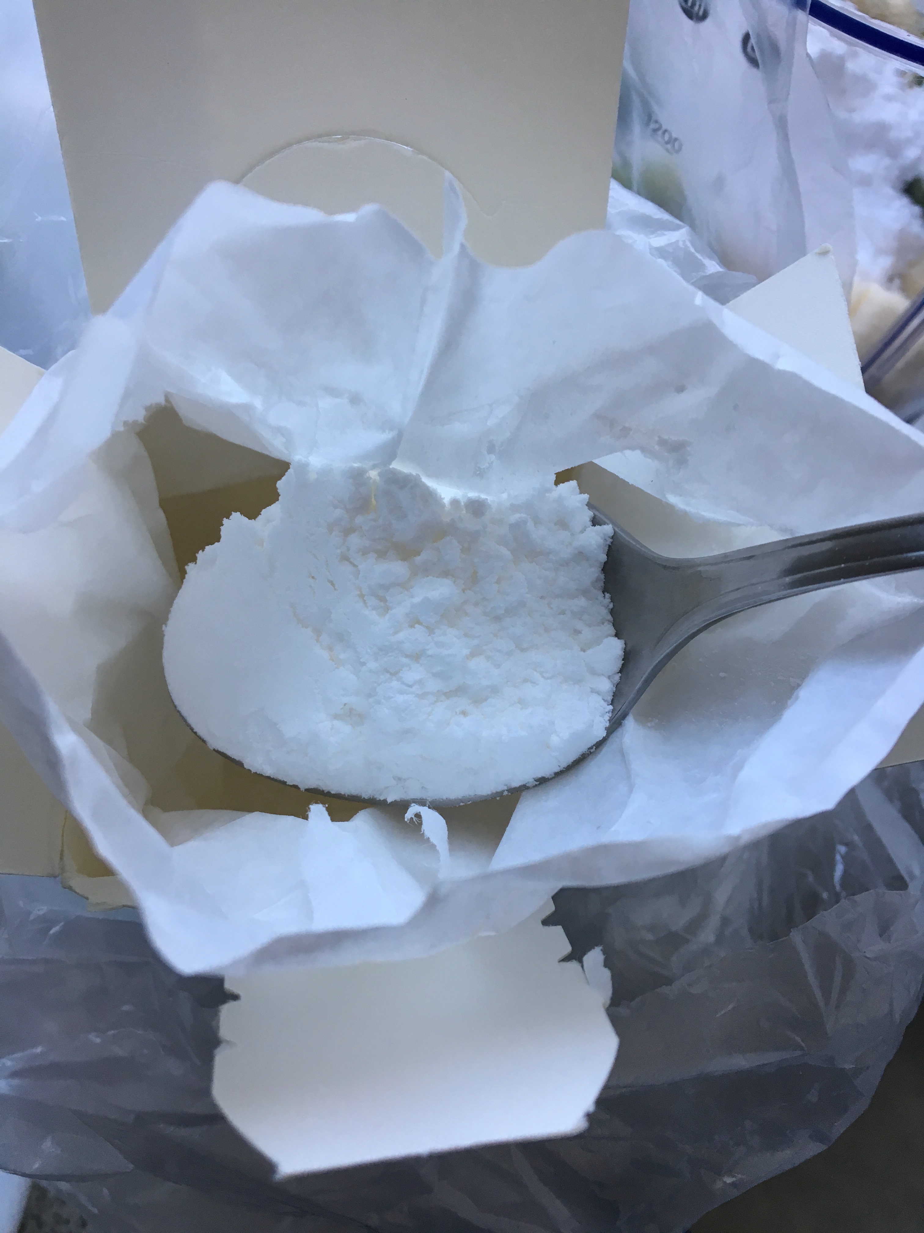 Pievieno pūdercukuru (pēc izvēles)