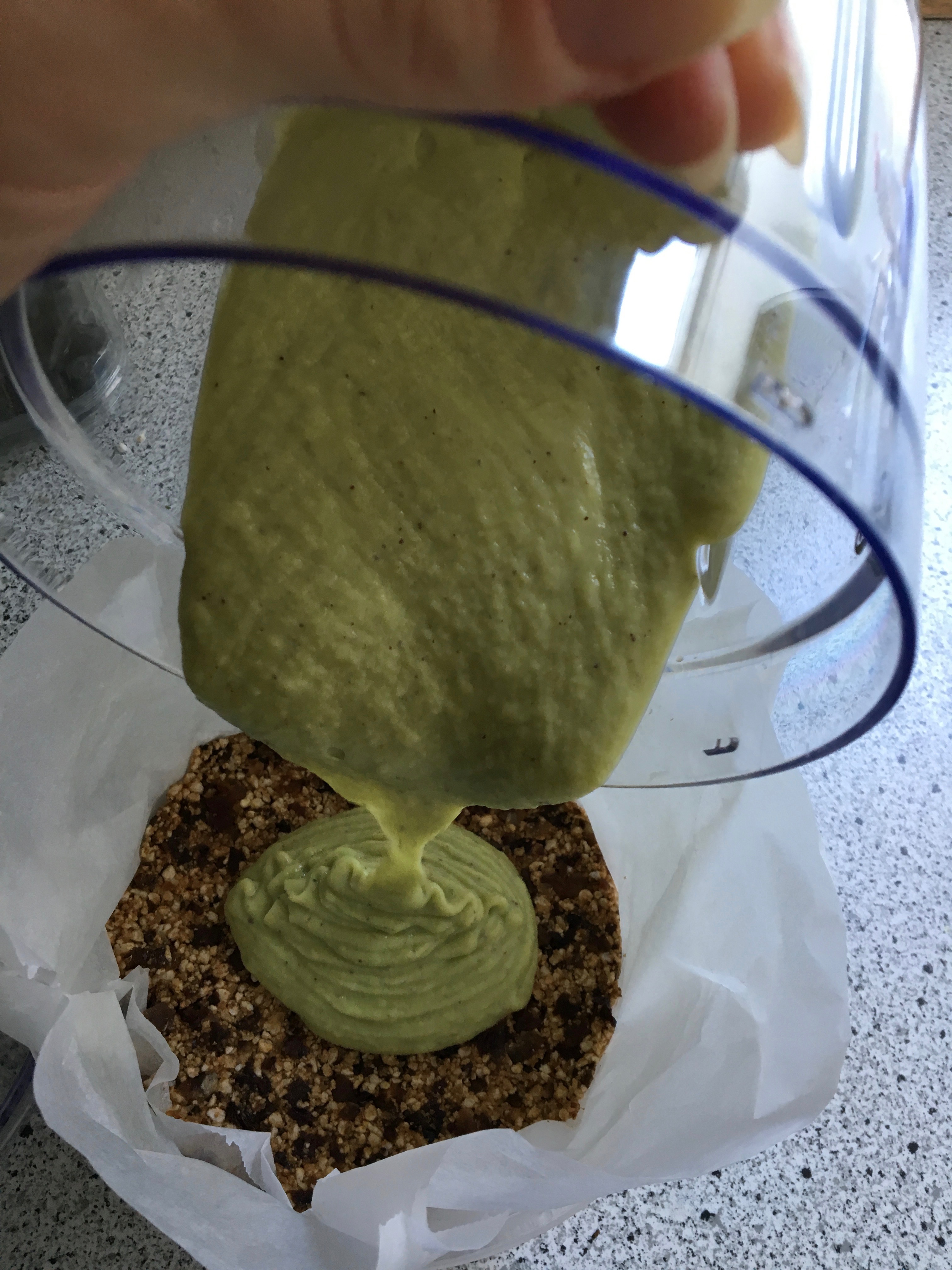 Klāj masu uz pamatnes