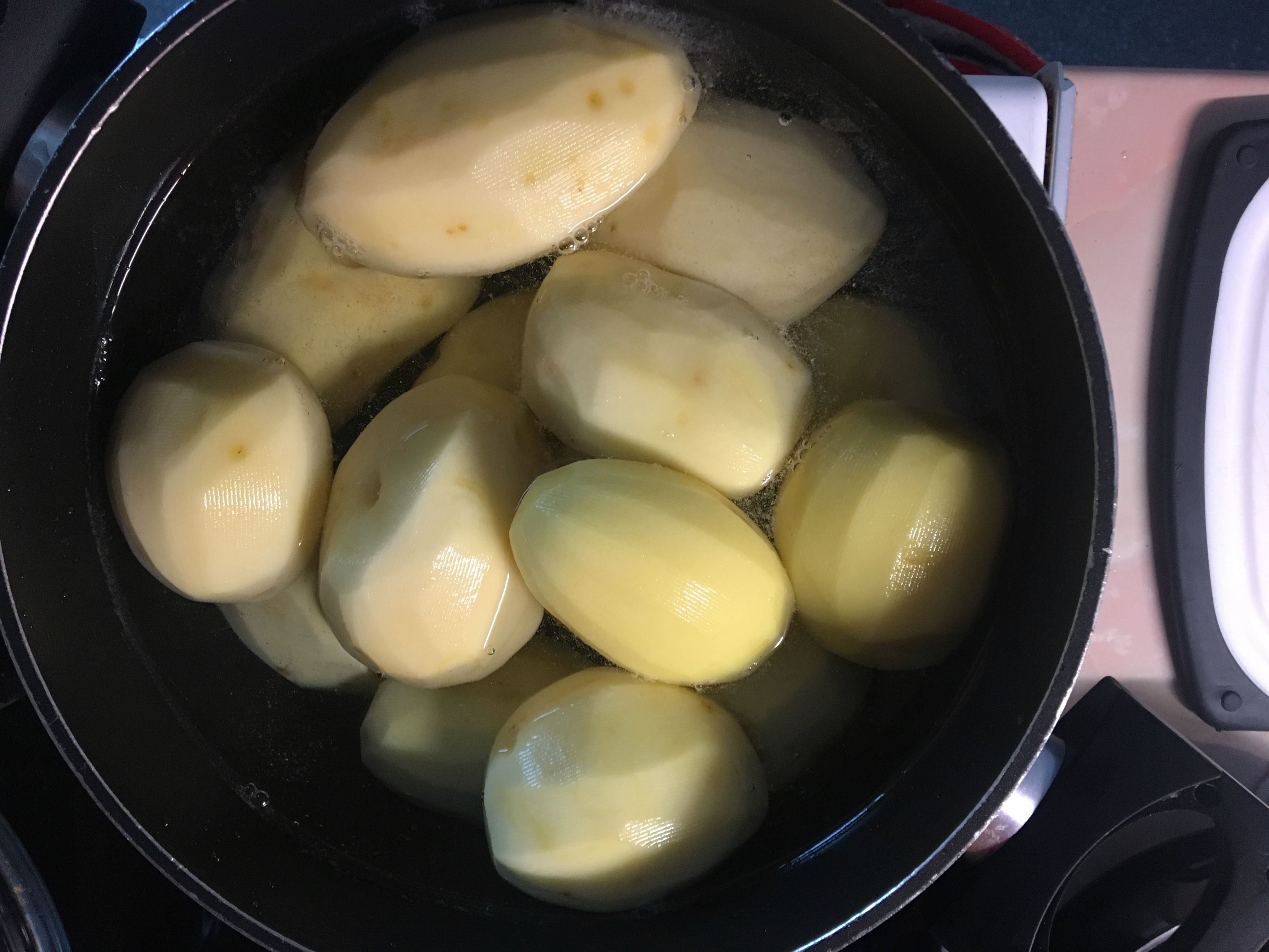 Nomizo kartupeļus un vāri