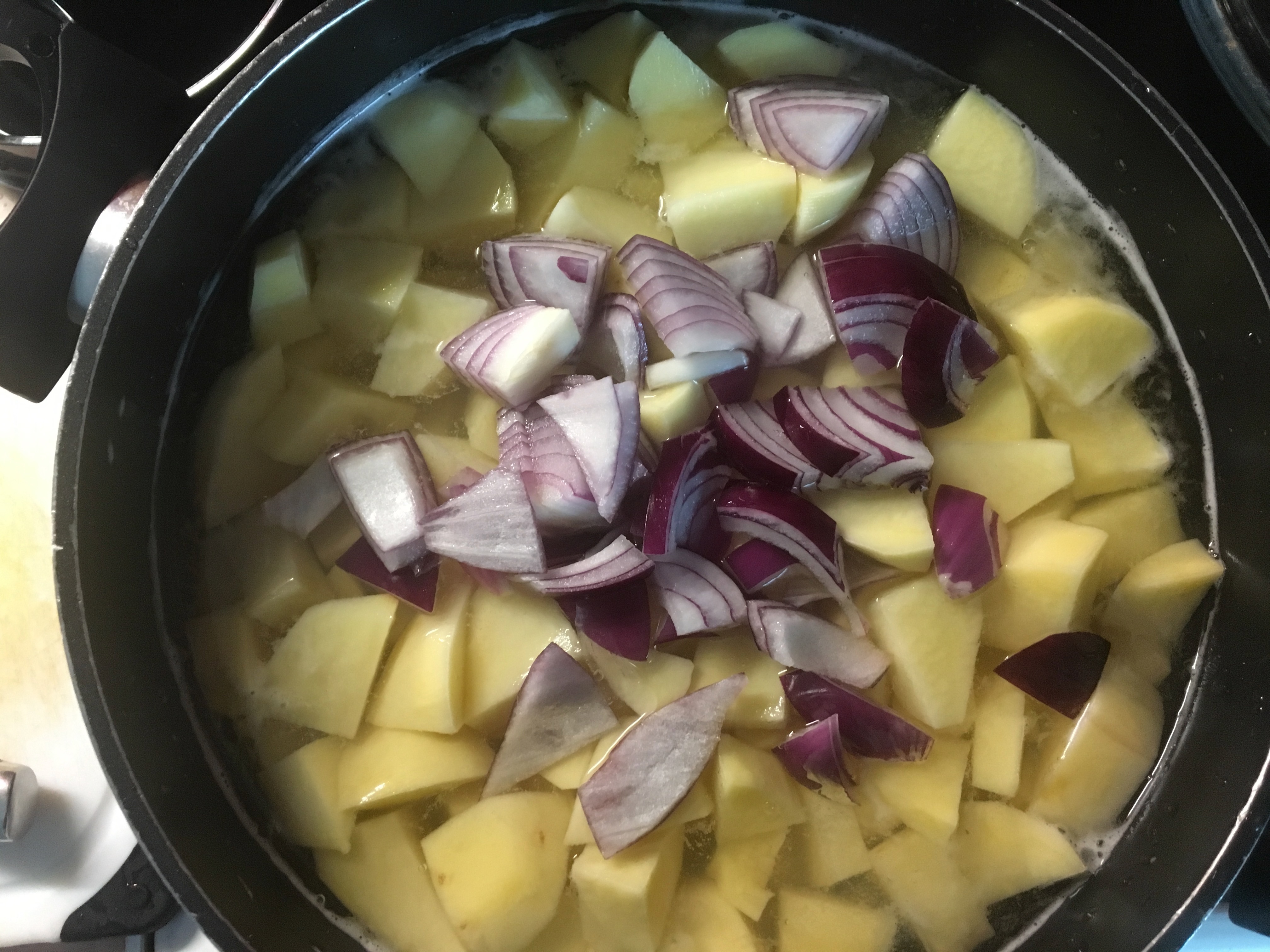 Pievieno sīpolu un ķiploku