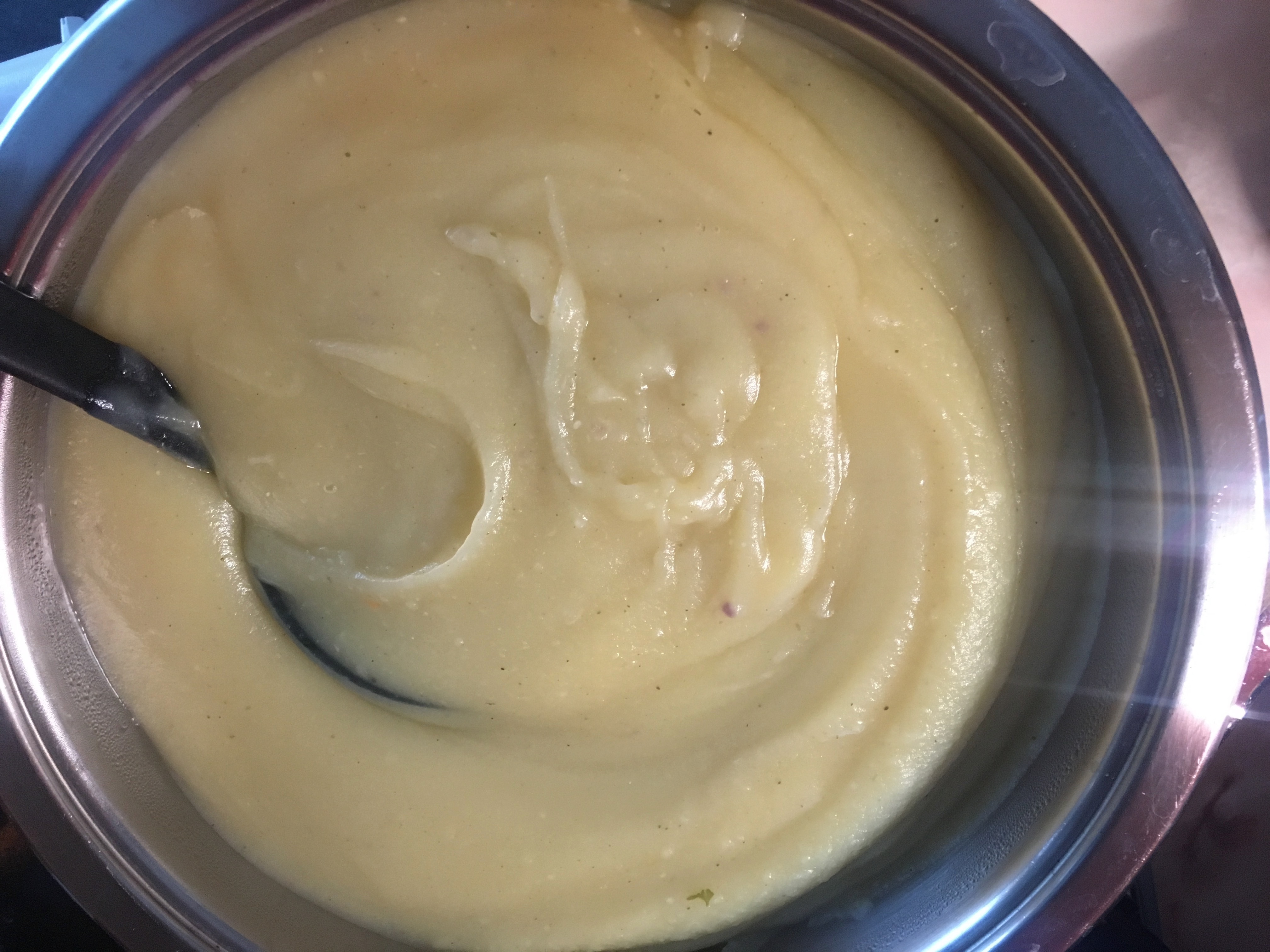 Pievieno zaļos zirnīšus un burkānus