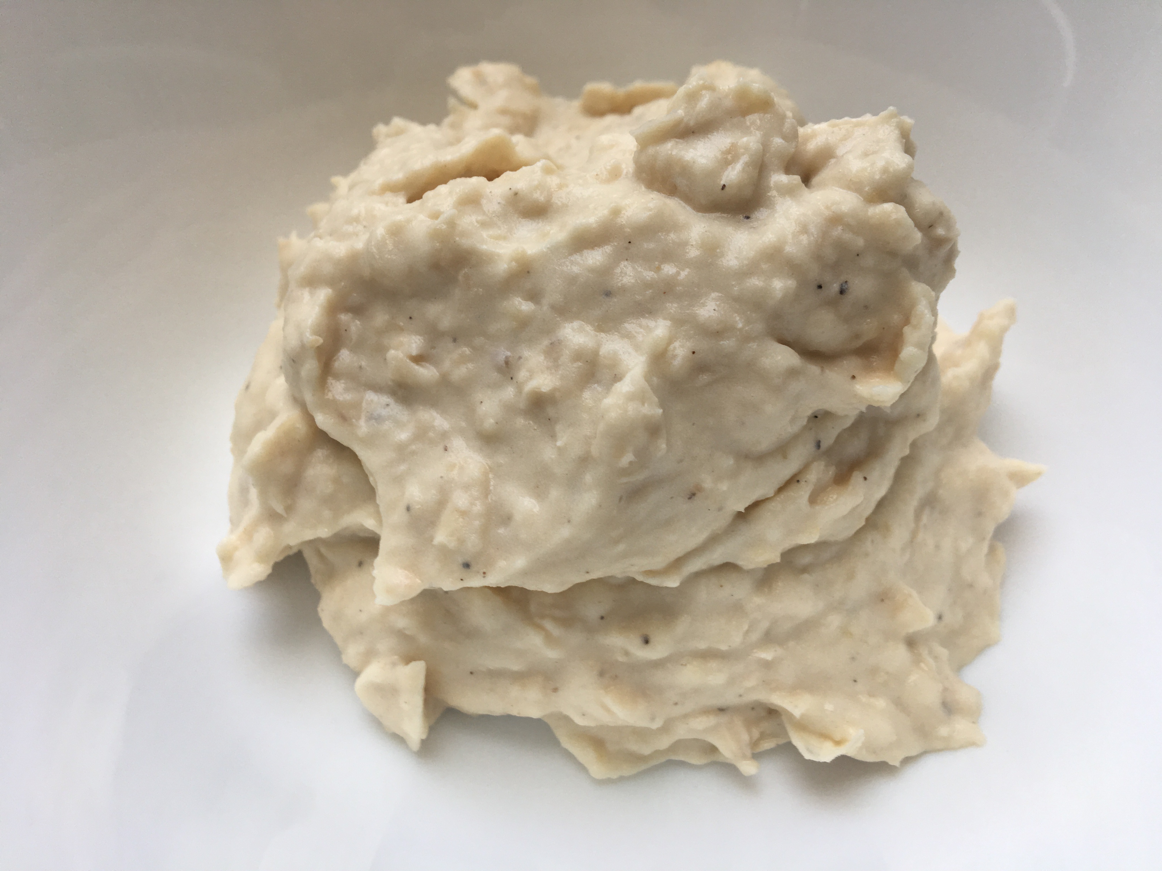 Balto pupiņu humuss